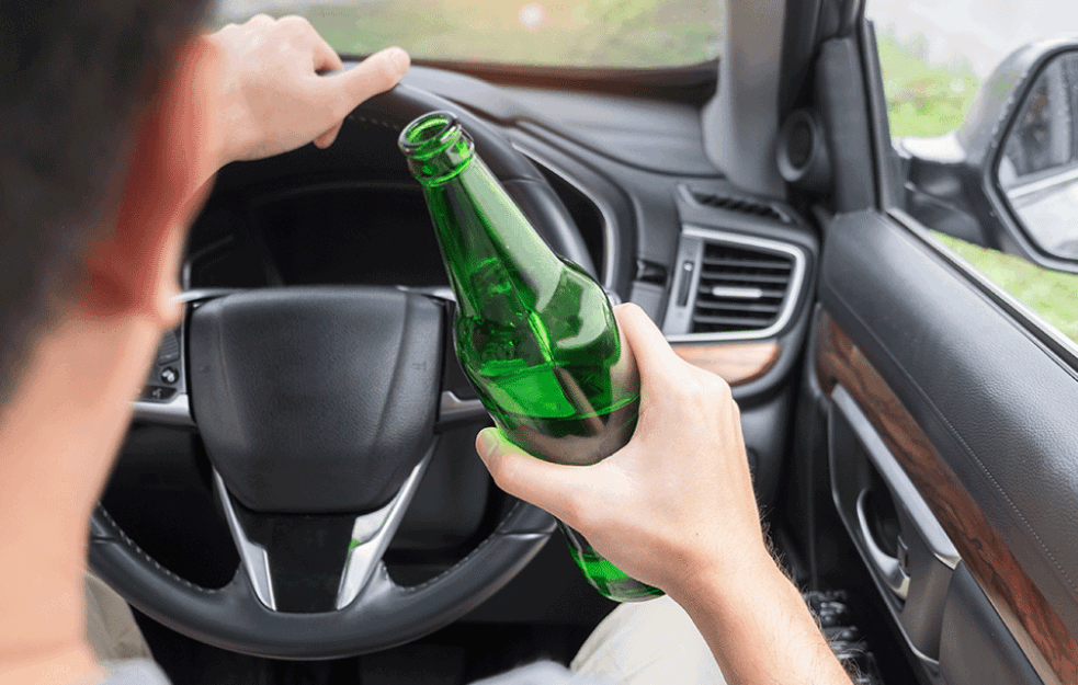 SAOBRAĆAJNA NEZGODA U UGRINOVCIMA: Pijani MALOLETNIK oštetio automobile, vozio BEZ DOZVOLE